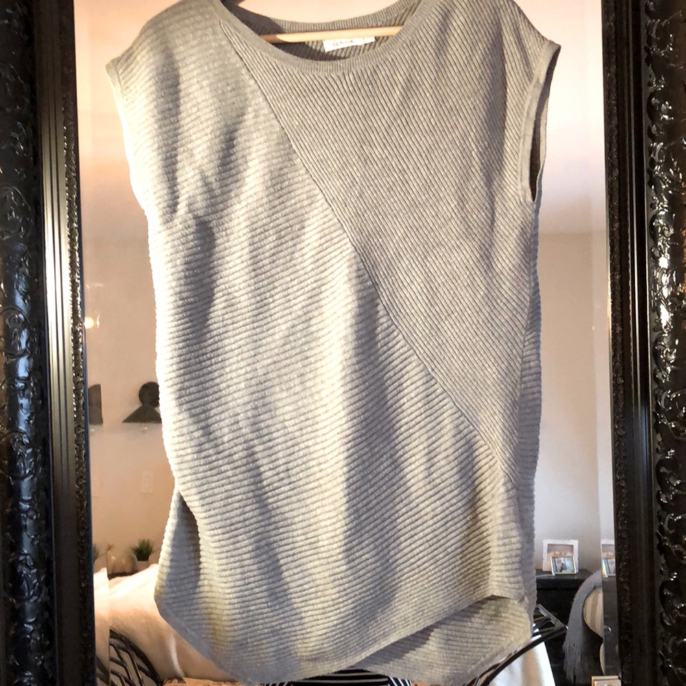 SzS grey sleevless knit